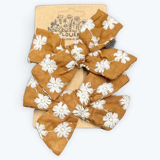 Embroidered Daisy Bow Set